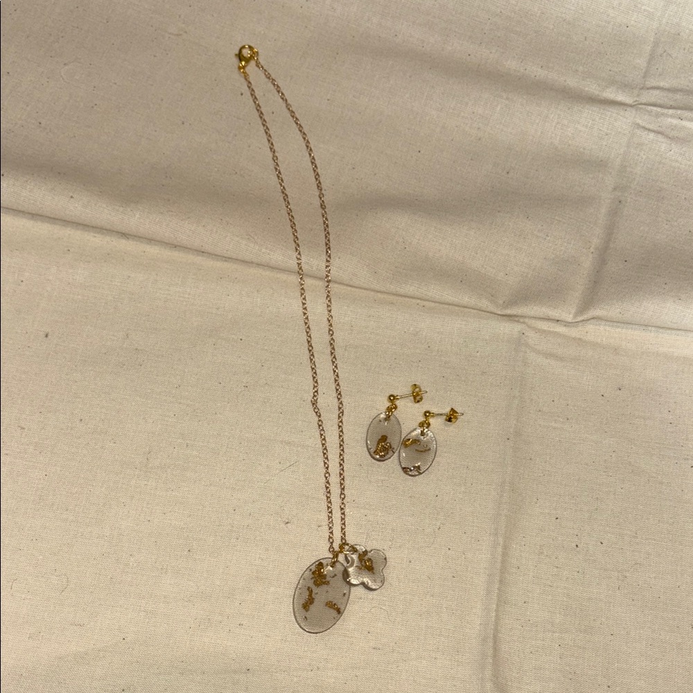 Elegant Gold Jewelry Set - Picture 1 of 3
